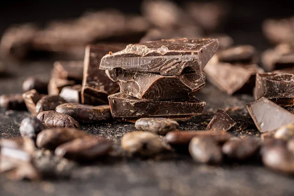 Pezzi Barretta Cioccolato Cioccolato Fondente Rotto Sul Tavolo Nero — Foto Stock