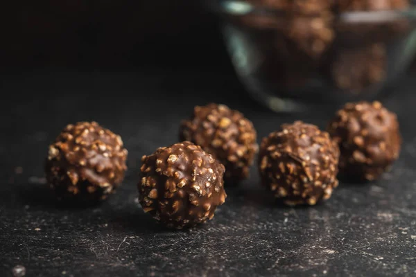 Trufas Dulces Chocolate Deliciosas Bolas Belgas Pralinés Sobre Mesa Negra — Foto de Stock