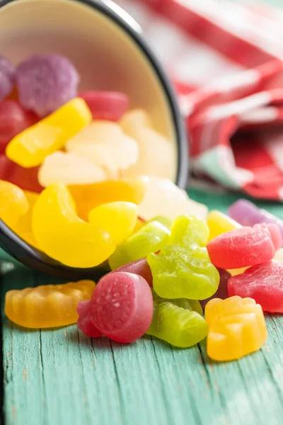 Bunte Fruchtige Gelee Bonbons Auf Grünem Tisch — Stockfoto