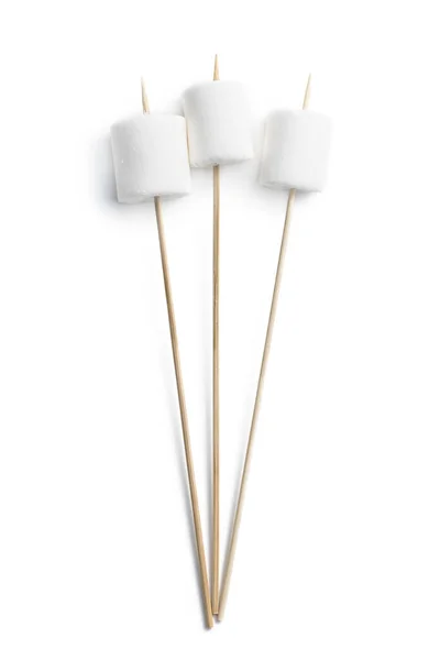 Witte Zoete Marshmallows Snoep Een Houten Stokjes Geïsoleerd Witte Achtergrond — Stockfoto