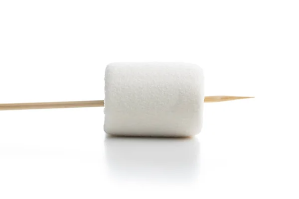 Λευκό Γλυκό Καραμέλα Marshmallows Ένα Ξύλινο Ραβδί Απομονώνονται Λευκό Φόντο — Φωτογραφία Αρχείου