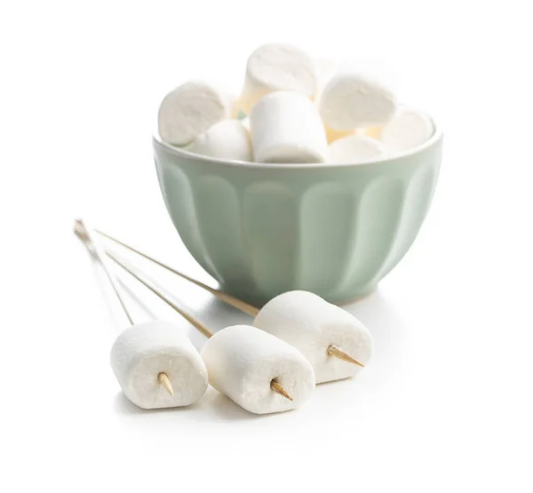 Dolce Caramella Bianca Marshmallow Bastoncini Legno Isolati Sfondo Bianco — Foto Stock