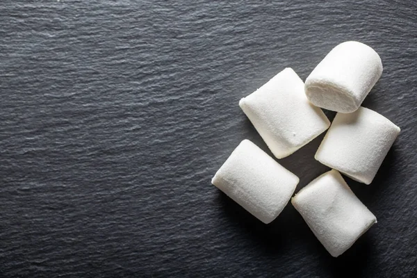 Bonbons Guimauve Blanche Sur Table Noire Vue Dessus — Photo