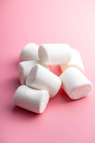 ピンクの背景に白い甘いマシュマロキャンディー — ストック写真