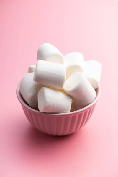 ピンクの背景に白い甘いマシュマロキャンディー — ストック写真