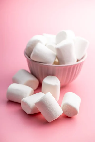 Bianco Dolce Marshmallows Caramelle Sfondo Rosa — Foto Stock
