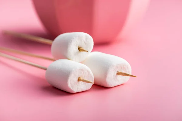 Witte Zoete Marshmallows Snoep Roze Achtergrond — Stockfoto