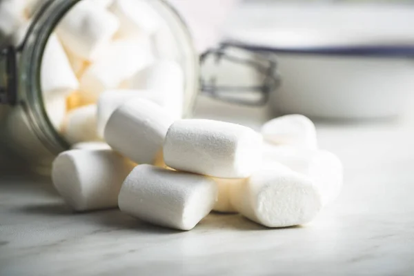 Witte Zoete Marshmallows Snoep Keukentafel — Stockfoto