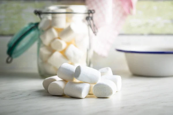 キッチンテーブルの上の白い甘いマシュマロキャンディー — ストック写真