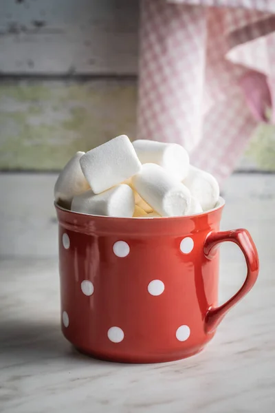 Bílé Sladké Marshmallows Bonbóny Hrnku Kuchyňském Stole — Stock fotografie