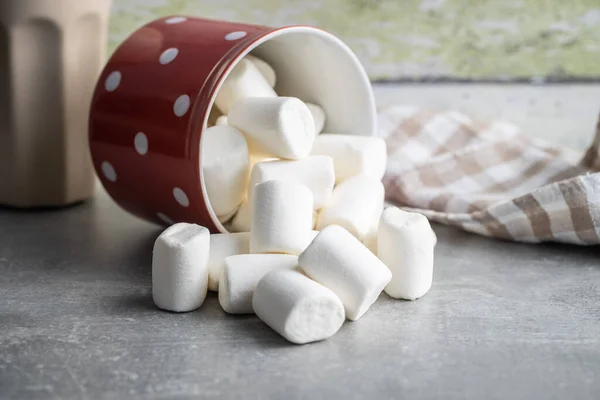 Bílé Sladké Marshmallows Sladkosti Kuchyňském Stole — Stock fotografie