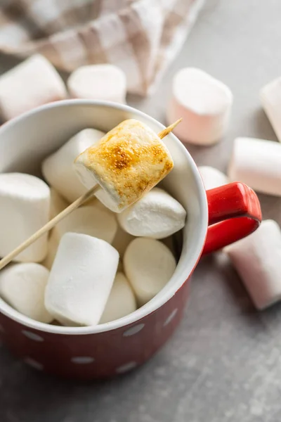Grilled Sweet Marshmallows Mug Kitchen Table — Stock Photo, Image