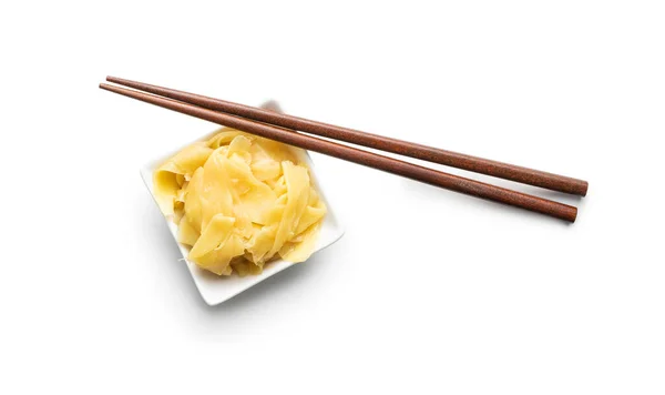白を基調とした器に漬けた寿司生姜のスライス — ストック写真