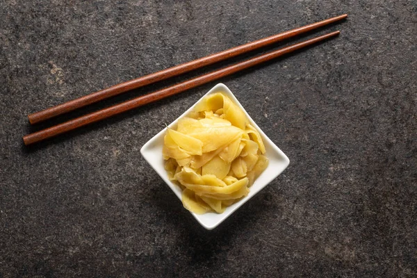 Gekneusde Sushi Gember Plakjes Schaal Zwarte Tafel Bovenaanzicht — Stockfoto