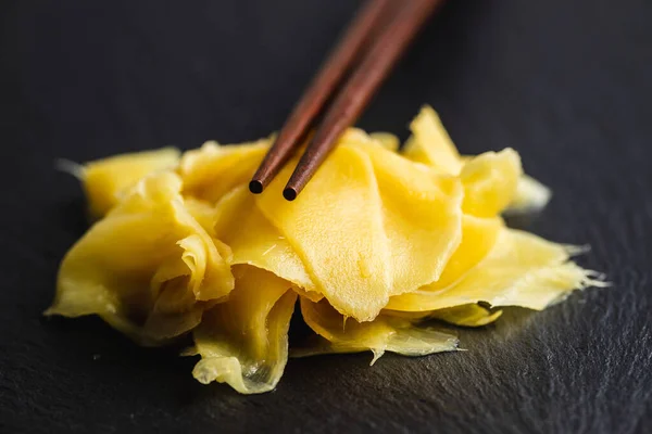 Gekneusde Sushi Gember Plakjes Zwarte Steen Snijplank — Stockfoto