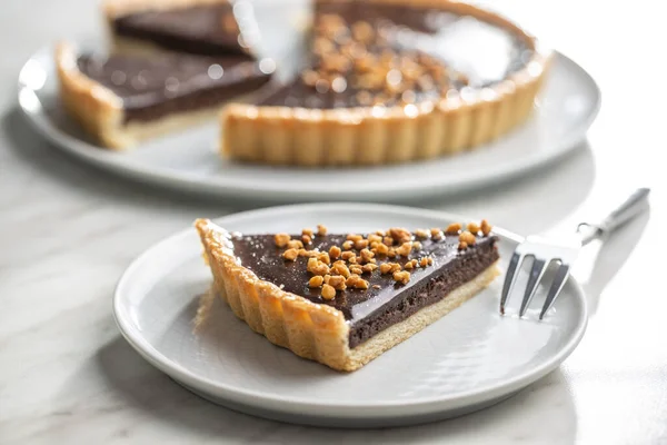 Süße Schokoladenkuchen Mit Zerdrückten Nüssen Auf Dem Teller — Stockfoto