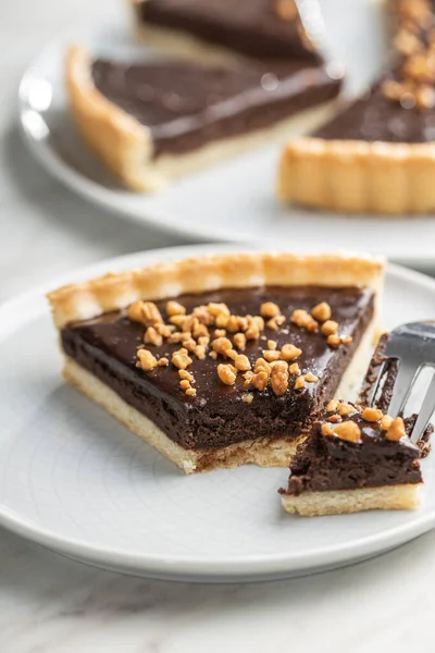 Süße Schokoladenkuchen Mit Zerdrückten Nüssen Auf Dem Teller — Stockfoto
