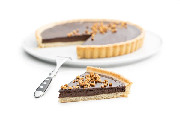 Süße Schokoladenkuchen Mit Zerdrückten Nüssen Auf Weißem Hintergrund — Stockfoto