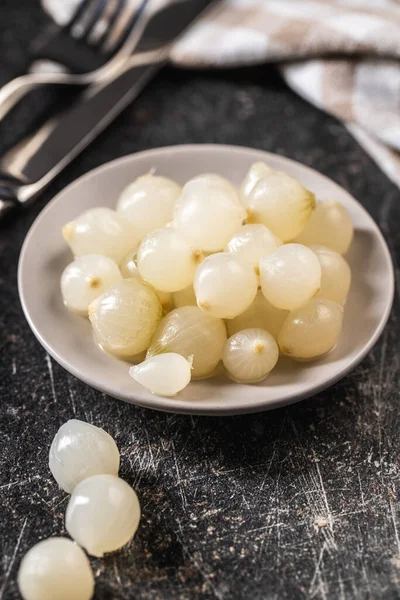 Mini Oignons Marinés Sur Assiette — Photo