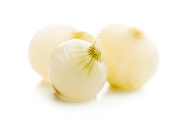 Beyaz Arka Planda Izole Edilmiş Turşulu Minik Soğanlar — Stok fotoğraf
