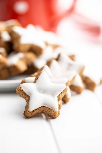 Παγωτά Αστέρια Μελόψωμο Παραδοσιακά Χριστουγεννιάτικα Μπισκότα Λευκό Τραπέζι — Φωτογραφία Αρχείου