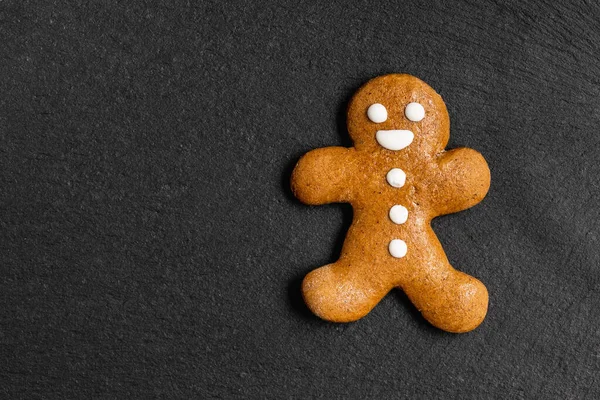 Julpepparkaksgubbe Svart Bord Ovanifrån — Stockfoto