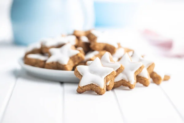 Glassande Pepparkaksstjärnor Traditionella Julkakor Vitt Bord — Stockfoto