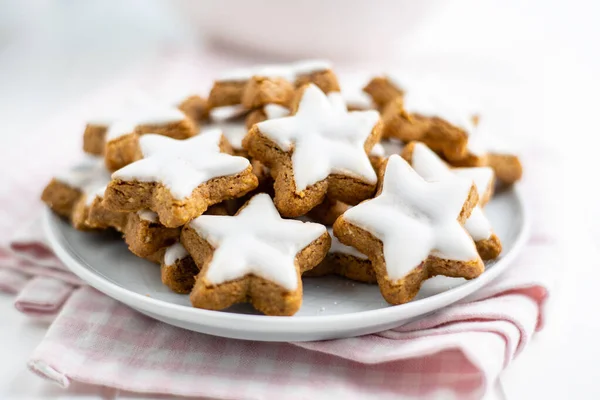 Glassande Pepparkaksstjärnor Traditionella Julkakor Tallriken — Stockfoto