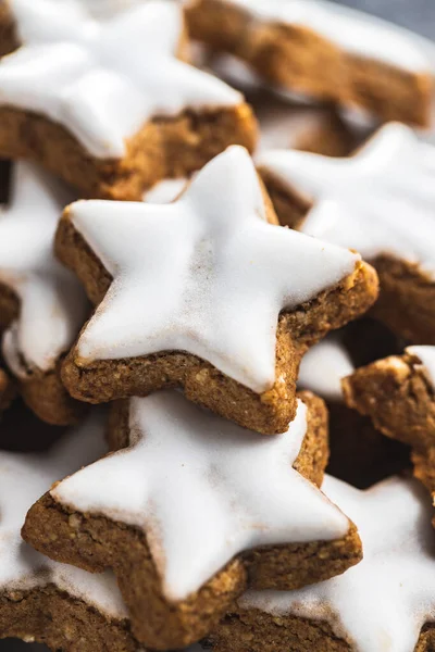 Glassande Pepparkaksstjärnor Traditionella Julkakor — Stockfoto