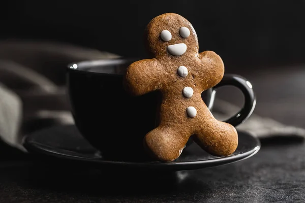 Xmas Pepparkaksgubbe Och Kaffekopp Svart Bord — Stockfoto