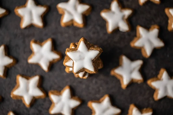 Glassande Pepparkaksstjärnor Traditionella Julkakor Svart Bord Ovanifrån — Stockfoto