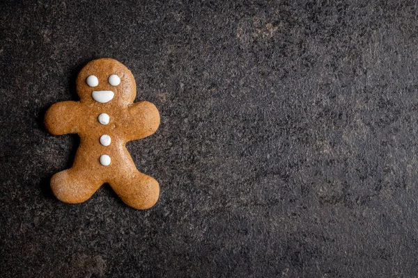 Julpepparkaksgubbe Svart Bord Ovanifrån — Stockfoto