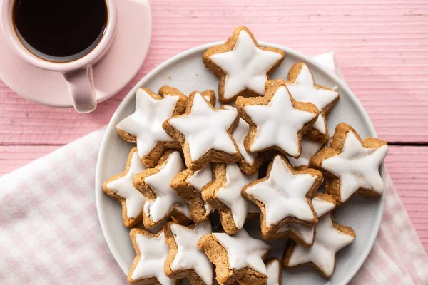 Ice Pepparkaksstjärnor Tallriken Traditionella Julkakor Rosa Träbord Ovanifrån — Stockfoto