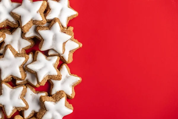 Глазурь Пряничных Звезд Традиционное Рождественское Печенье Красном Фоне Вид Сверху — стоковое фото