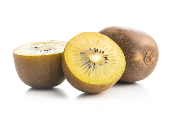 Reife Gelbe Kiwi Früchte Isoliert Auf Weißem Hintergrund Kiwi Halbiert — Stockfoto