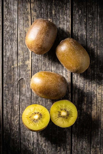 Halbierte Reife Gelbe Kiwi Früchte Auf Einem Alten Holztisch Ansicht — Stockfoto