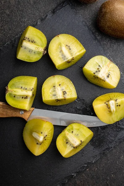 Fruta Kiwi Amarela Madura Cortada Pela Metade Tábua Corte Vista — Fotografia de Stock