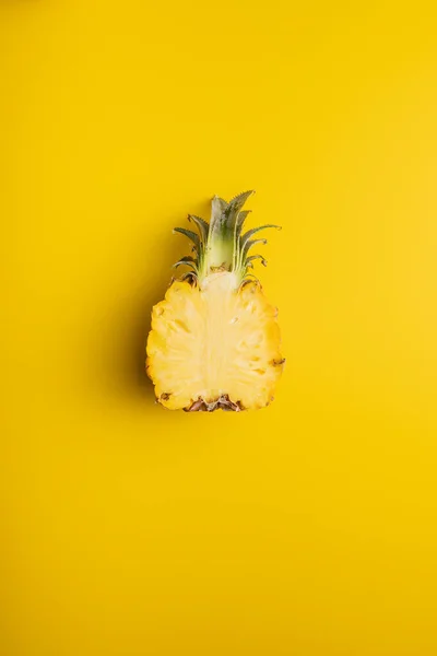 Ananas Maturo Bambini Mini Ananas Dimezzato Fondo Giallo Vista Dall — Foto Stock