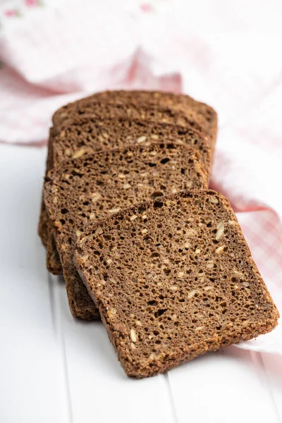 Dieet Granen Brood Met Zonnebloempitten Witte Tafel — Stockfoto