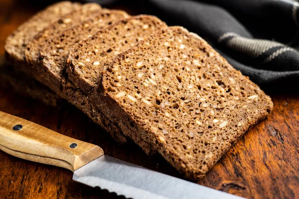 Dietní Obilný Chléb Slunečnicovými Semínky Dřevěném Stole — Stock fotografie