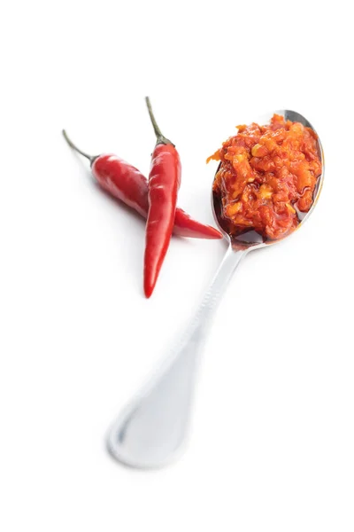 Czerwona Gorąca Pasta Chili Łyżce Izolowana Białym Tle — Zdjęcie stockowe