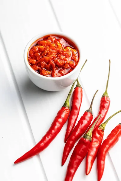 Pasta Pimenta Quente Vermelha Pimenta Mesa Branca — Fotografia de Stock