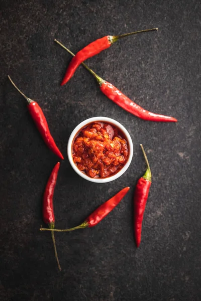 Červená Pálivá Chilli Pasta Chilli Paprika Misce Černém Stole Horní — Stock fotografie