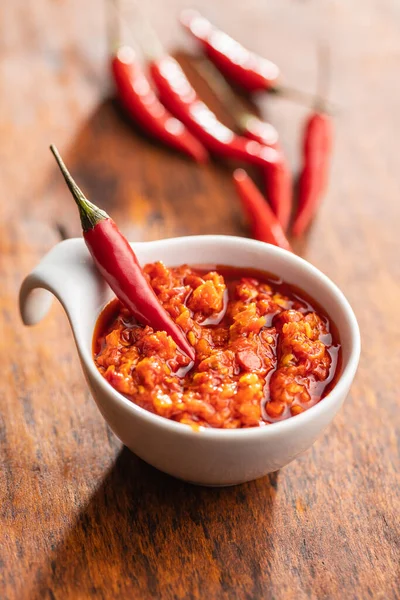 Pasta Pimenta Quente Vermelha Pimenta Tigela Mesa Madeira — Fotografia de Stock