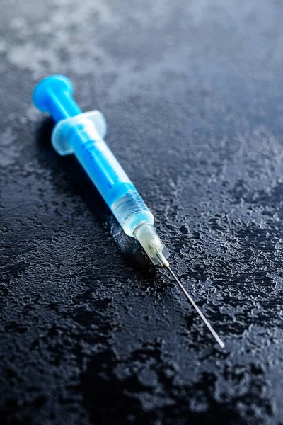 注射器 Covid 19コロナウイルスワクチン接種 黒いテーブルの上のコロナウイルスワクチン — ストック写真