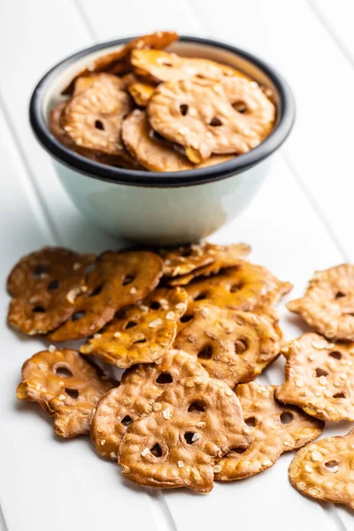 Mini Pretzels Planos Salados Sobre Mesa Blanca — Foto de Stock