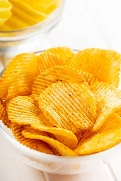 Knusprige Kartoffelchips Schüssel Auf Weißem Tisch — Stockfoto