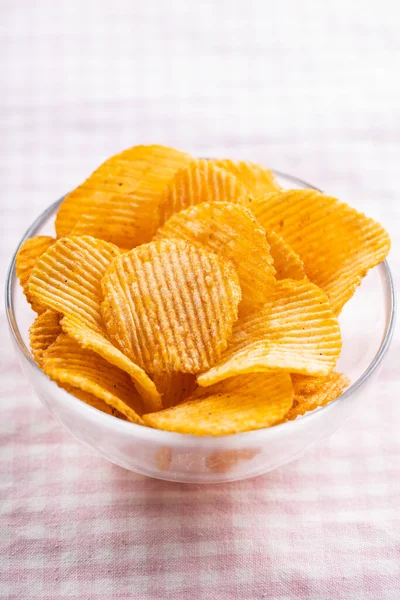 Crispy Potato Chips Bowl Pink Checkered Tablecloth — Stock Photo, Image