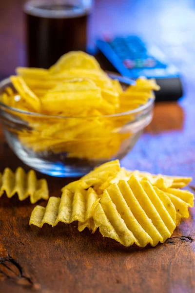 Chips Croustillantes Sur Table Bois — Photo