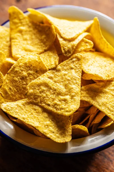 Gesalzene Tortilla Chips Gelbes Nachos Dreieck Schale Auf Holztisch — Stockfoto